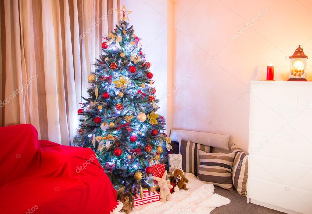 Decorated Christmas tree in a living room — Stock Photo © elgreko 59323539