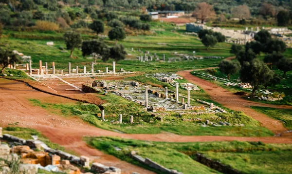 Pohled shora na antické ruiny v Messině, Řecko — Stock fotografie