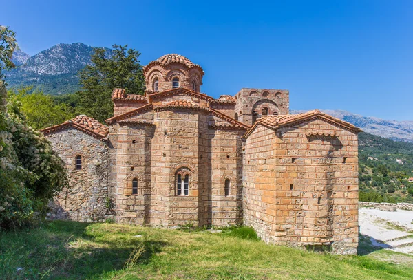 Iglesia bizantina en la ciudad medieval de Mystras, Peloponnes, Grecia — Foto de Stock