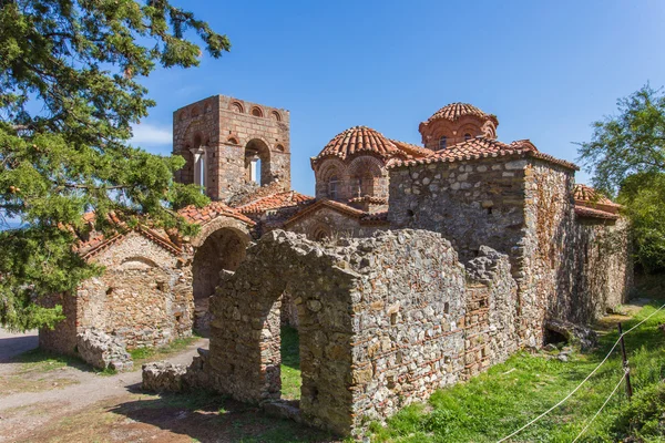 Iglesia bizantina en la ciudad medieval de Mystras, Peloponnes, Grecia —  Fotos de Stock