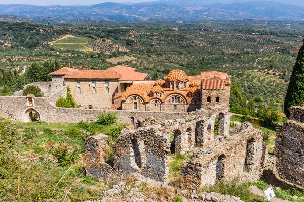 Iglesia bizantina en la ciudad medieval de Mystras —  Fotos de Stock