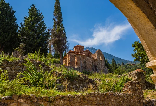 Iglesia bizantina en la ciudad medieval de Mystras — Foto de Stock