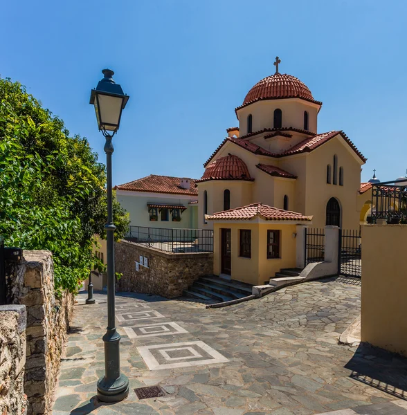 Liten kyrka i Kalamata gamla stadsdel, Peloponnesus, Grekland — Stockfoto