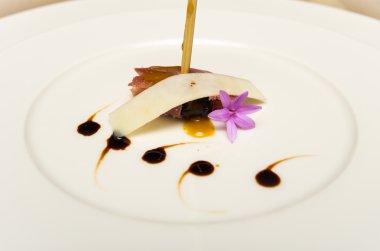 ton balığı carpaccio balsamik ile giyinmiş ve parmesan