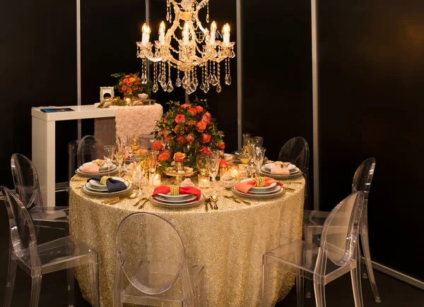 Dekorerade bordet med tallrikar och servetter — Stockfoto