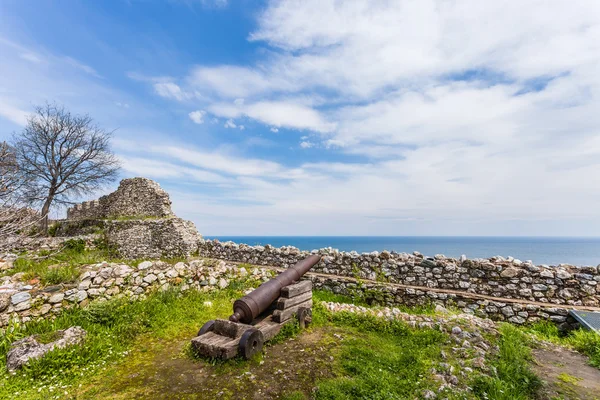 Canon guardando oltre il muro delle fortezze Platamon — Foto Stock