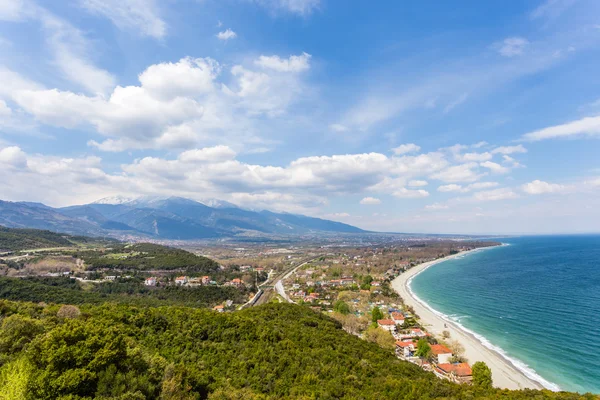 Blick von oben auf Platamon-Dorf von Festungsmauer — Stockfoto