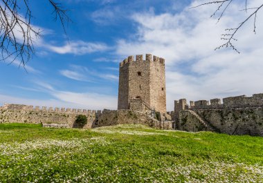 Platamon kale dramatik gökyüzü karşı