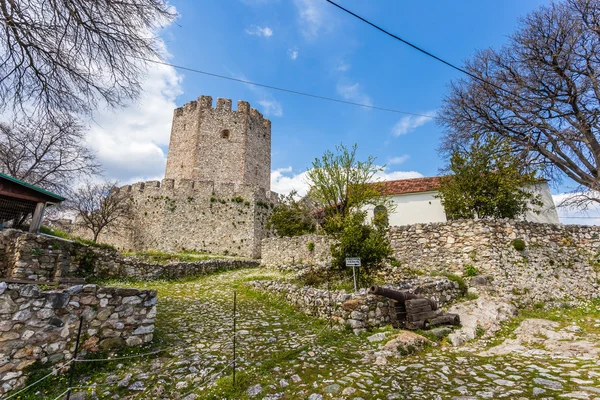 Fortaleza de plataforma contra el cielo dramático — Foto de Stock