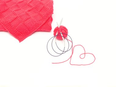 renkli yün iplik ve örme iğneler