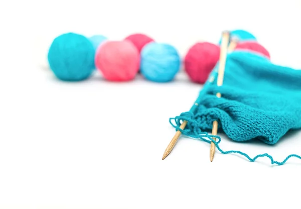 Buntes Garn, Strickstoff und Strickspeichen — Stockfoto