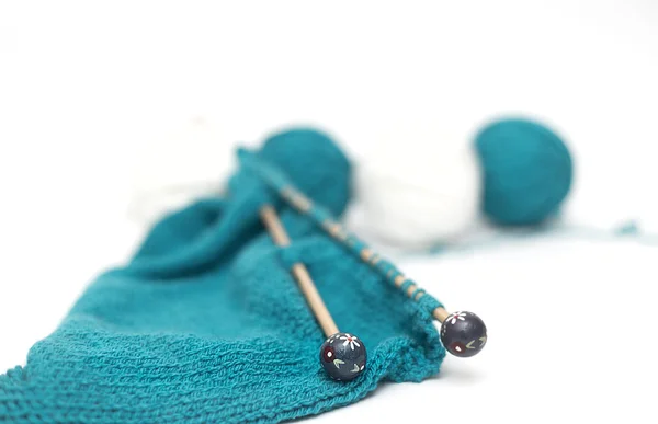 Tecido de malha de fio azul, raios de tricô close-up — Fotografia de Stock