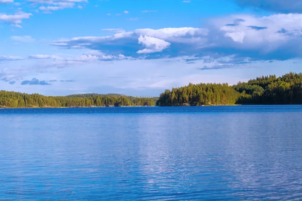 Bulutların üstünde su, Finlandiya yansıması ile yaz Oda - Stok İmaj