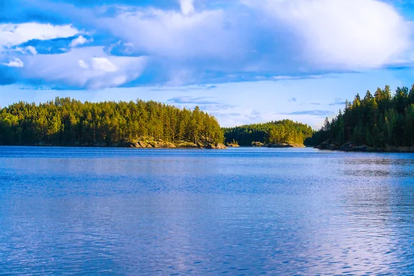 Bulutların üstünde su, Finlandiya yansıması ile yaz Oda