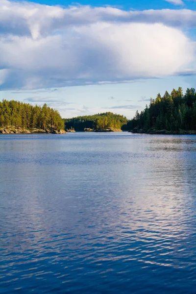 Zomer uitzicht op het meer met reflectie van wolken op water, Finland — Stockfoto