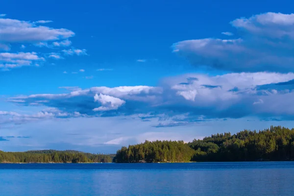 Bulutların üstünde su, Finlandiya yansıması ile yaz Oda Telifsiz Stok Fotoğraflar