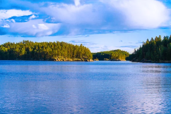 Sommaren sjöutsikt med reflektion av moln på vatten, Finland — Stockfoto