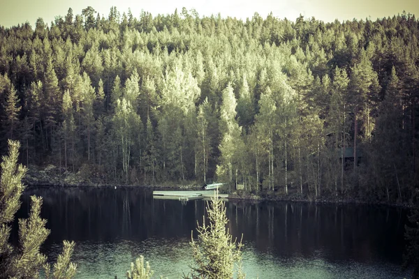 Zomer uitzicht op het meer met reflectie van wolken op water, Finland — Stockfoto