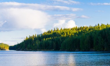 Bulutların üstünde su, Finlandiya yansıması ile yaz Oda