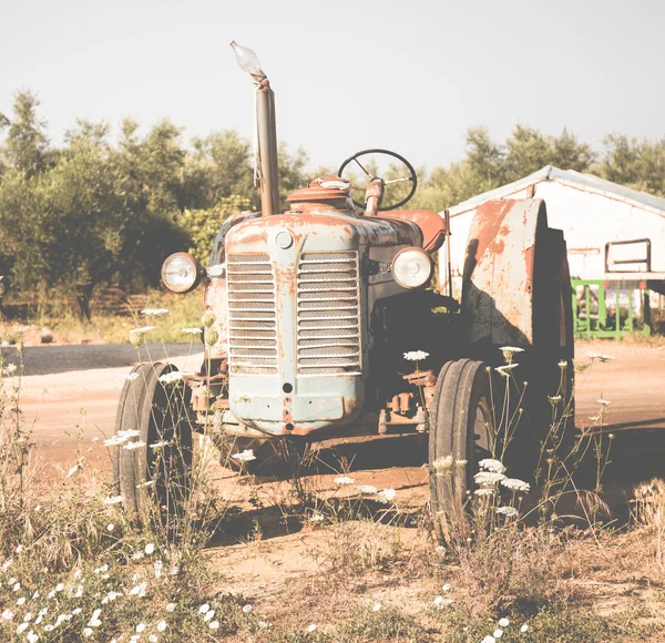 Винтажное фото ржавого трактора — стоковое фото