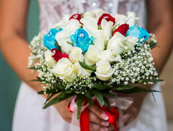 Gyönyörű menyasszonyi csokor rózsákkal a kezében — Stock Fotó