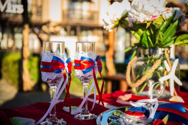 kadehlerin ve çiçeklerle düğün süslemeleri