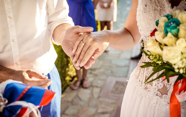 Noivo e mãos de noiva com anéis de casamento — Fotografia de Stock