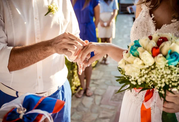 Noivo e mãos de noiva com anéis de casamento — Fotografia de Stock