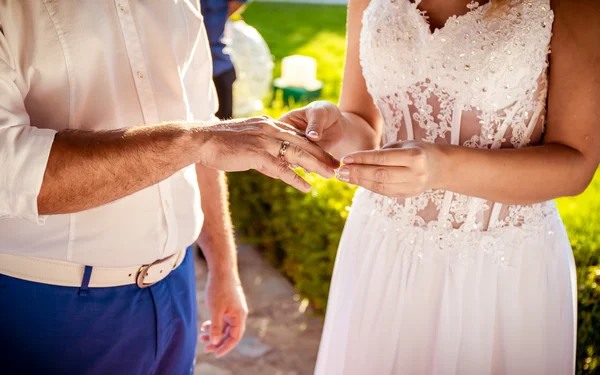 Noivo e mãos de noiva com anéis de casamento — Fotografia de Stock