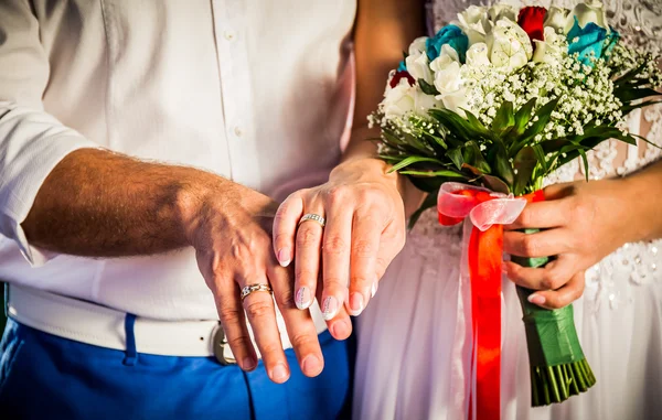 Noivo e mãos de noiva com anéis de casamento — Fotografia de Stock