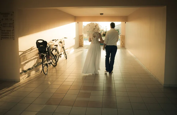 Gerade verheiratet durch Tunnel gelaufen — Stockfoto