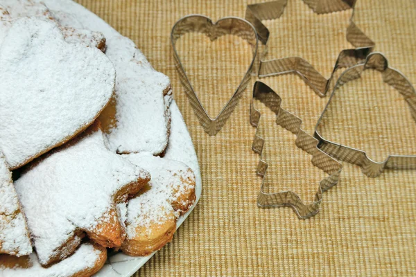 Soubory cookie sypané prášek na hnědý pytel textury — Stock fotografie