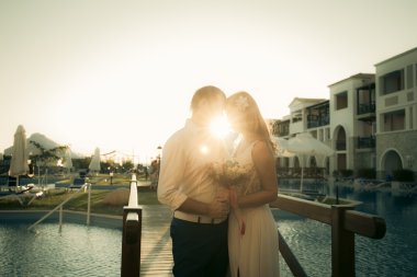 Gelin ve damat köprüde poz veriyorlar.