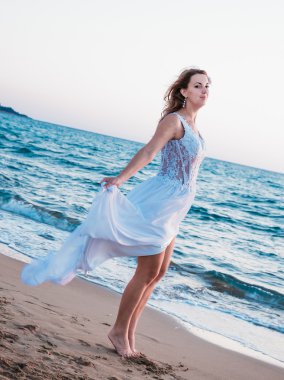 Sahilde yürüyüş gelin