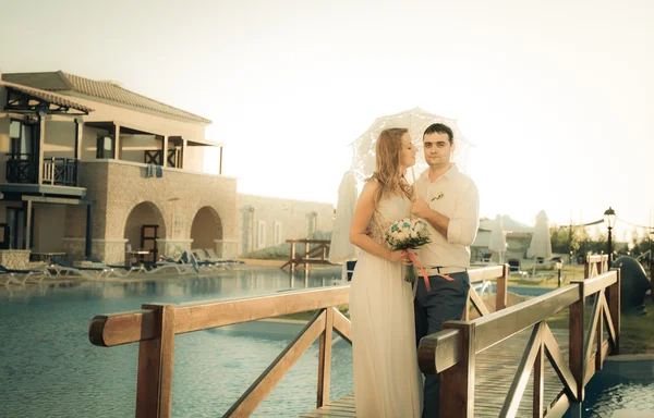 Novia y novio posando en el puente —  Fotos de Stock