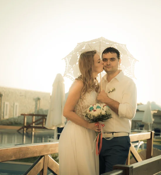 Novia y novio posando en el puente —  Fotos de Stock