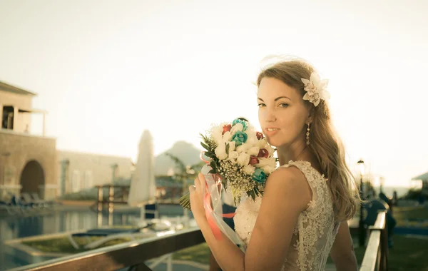 Potret pengantin wanita cantik berpose dengan karangan bunga — Stok Foto