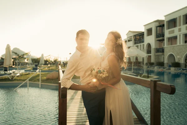 Novia y novio posando en un puente —  Fotos de Stock