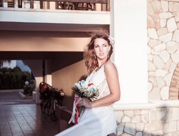 Potret pengantin wanita cantik berpose dengan karangan bunga — Stok Foto