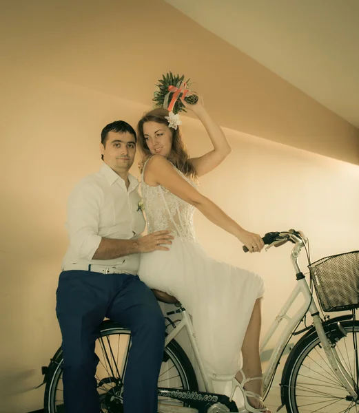 Vient de se marier posant à vélo dans le tunnel — Photo