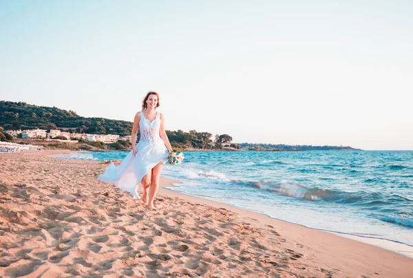 Bride walking on a beach — Stock Photo, Image