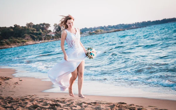 Pengantin berjalan di pantai — Stok Foto