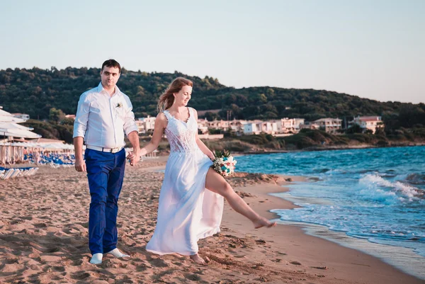 Просто одружена ходьба на пляжі — стокове фото