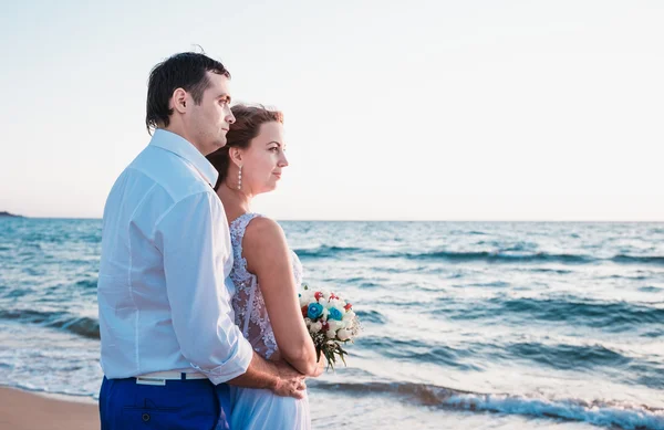Novomanželům, chůze na pláž — Stock fotografie