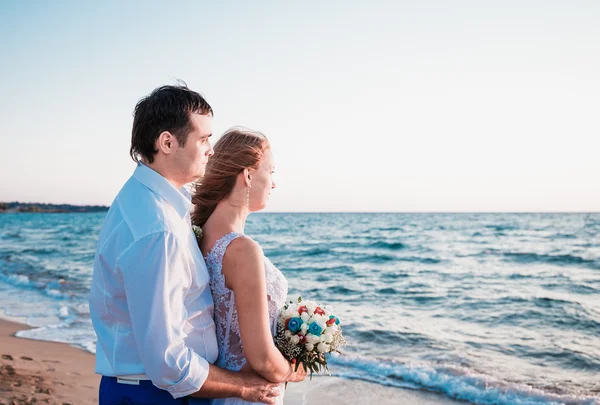 Apenas casado andando em uma praia — Fotografia de Stock