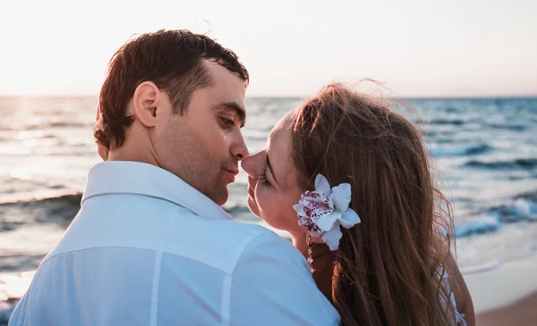 Gerade verheiratet am Strand spazieren gehen — Stockfoto