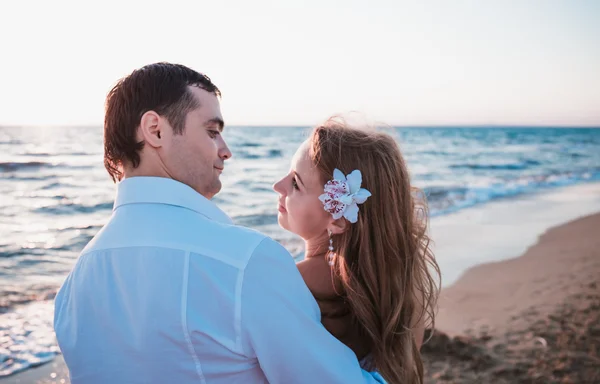 Gerade verheiratet am Strand spazieren gehen — Stockfoto