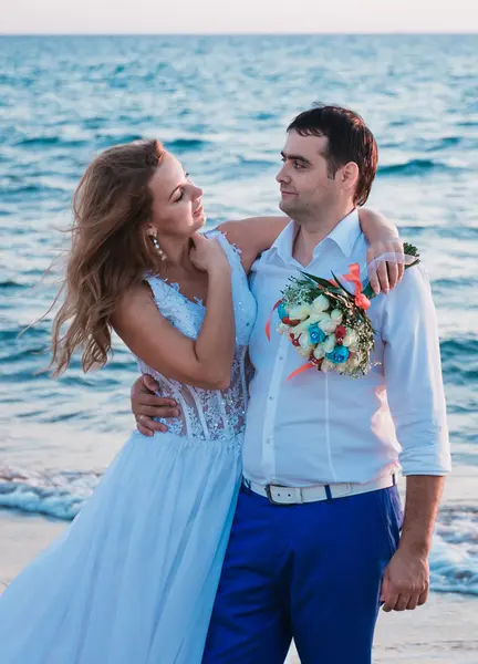 Gerade verheiratet am Strand spazieren gehen — Stockfoto