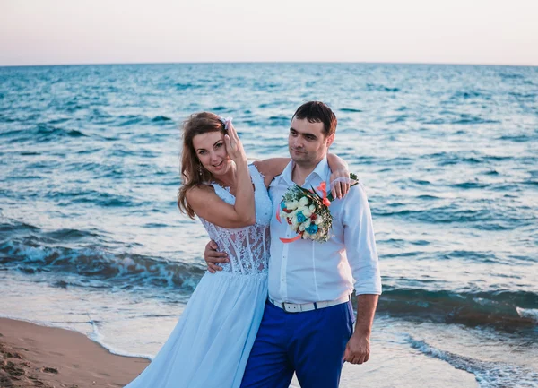 Acaba de casarse caminando en una playa —  Fotos de Stock