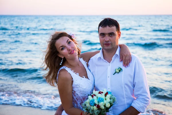 Acaba de casarse caminando en una playa —  Fotos de Stock